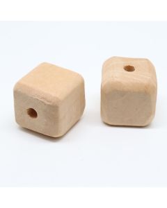 Drvene ukrasne perle. Dimenzije 20x20 mm, rupa oko 4 mm. Natur drvo bez laka i boje( 14123 )