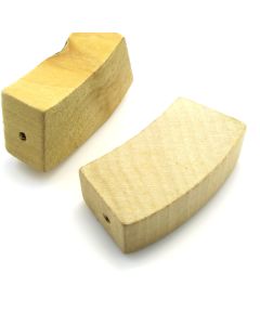 Drvene ukrasne perle. Dimenzije 48x26x16 mm,  rupa oko 3 mm. Natur drvo bez laka i boje ( 23DP08B )