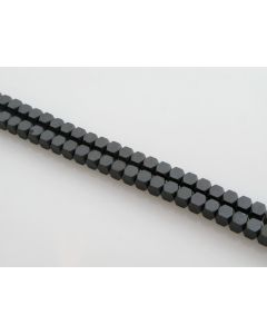 Hematit perle. Boja Mat Hematit , Dimenzije 4x4 mm, rupa: 1 mm. Niz sadrži oko 100 perli (KP-HEM-45)