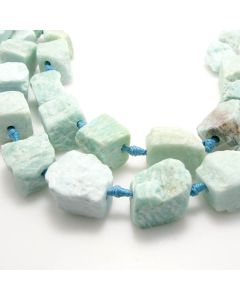 Poludragi kamen Amazonit, perle sirove neobradjne, Dimenzjia 15-18x18-25 mm. Niz sadrži od 16-22 perle( KPAMAZSIR )