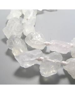 Poludragi kamen Gorski kristal, perle sirove neobradjne, Dimenzjia 15-18x18-25 mm. Niz sadrži od 16-22 perle ( KPGKSIR )