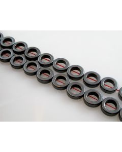Hematit perle, Donut. Boja hematit, Dimenzije 12x3.5 mm, unutrasnji otvor 8mm; rupa: 1 mm. Niz sadrži oko 32 perli ( KPHEM35 )