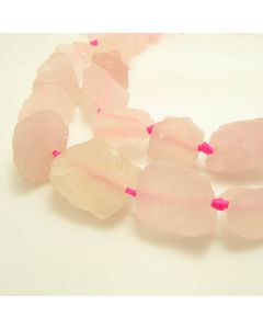 Poludragi kamen Rozen kvarc, perle sirove neobradjne, Dimenzjia 15-18x18-25 mm. Niz sadrži od 16-22 perle( KPRKSIR )