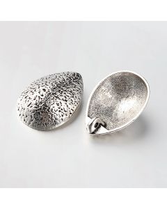 Privezak u stilu tibetanskog srebra 31x23x8mm- boja antik srebro ( MKOK-PRIV110AS )