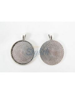 Osnova za medaljon. Boja antik srebro. Dimenzije: 41x33mm,  unutrasnja 30mm. (MKOZPM-10S)