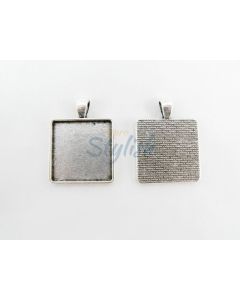 Osnova za medaljon. Boja antik srebro. Dimenzije: 28x37mm, unutrasnja 25x25mm. (MKOZPM-4S)