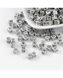 Plastične metalizirane perle 6x6mm rupa 3mm. Pakovanje sadrži mix slova abecede (PLSL6x6SRMIX). 