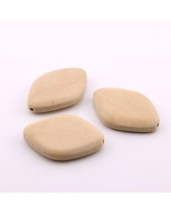 Drvene ukrasne perle. Dimenzije 47x34x8 mm,  rupa oko 3 mm. Natur drvo bez laka i boje. ( 23DP09A )