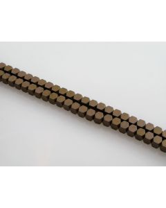 Hematit perle. Electroplate prevlaka, Boja Mat Bronza , Dimenzije 4x4 mm, rupa: 1 mm. Niz sadrži oko 100 perli (KP-HEM-48)