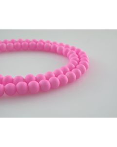 Staklene gumirane perle 6 mm, rupa oko 1mm. Niz sadrži oko 135 perli. SP-GUM126