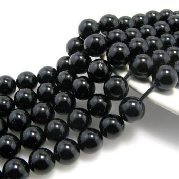 Prirodni Crni Turmalin, Dimenzjia 10 mm. Cena je data za niz od oko 39 perli. ( KPCRTUR10 )