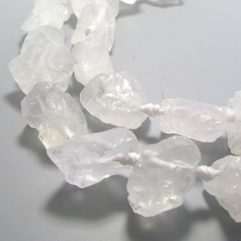 Poludragi kamen Gorski kristal, perle sirove neobradjne, Dimenzjia 15-18x18-25 mm. Niz sadrži od 16-22 perle ( KPGKSIR )
