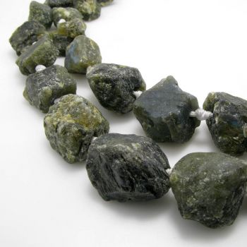 Poludragi kamen Labradorit, perle sirove neobradjne, Dimenzjia 15-18x18-25 mm. Niz sadrži od 16-22 perle ( KPLABSIR )