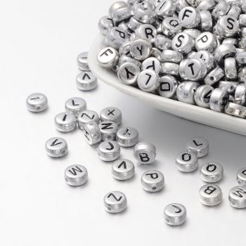 Plastične perle, metaliziran akril boje srebra, dimenzije 7x3.5mm rupa 1mm. Pakovanje sadrži mix slova abecede. (PLSL7x3.5SMIX)