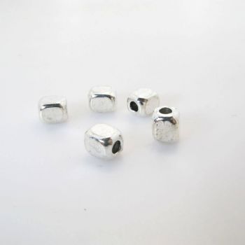 Metalna perla 6.5 x 5 mm, rupa oko 2.5 mm- boja antik srebra ( R161AS )