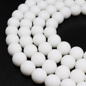 Beli onix 8 mm- mat. Cena je data za 1 niz od oko 39cm, Niz sadrži oko 48 perli ( 1109009 )