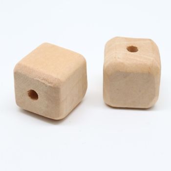 Drvene ukrasne perle. Dimenzije 20x20 mm, rupa oko 4 mm. Natur drvo bez laka i boje( 14123 )