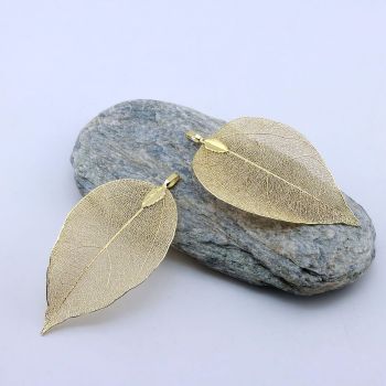 Privezak od prirodnog lista, dimenzije oko 5x8 cm- boja zlata...25PL01-G