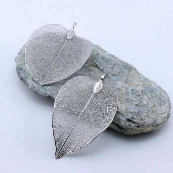 Privezak od prirodnog lista, dimenzije oko 5x8 cm- boja inoxa...25PL01-S