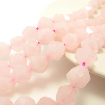 Prirodni Rozen kvarc star cut, Dimenzjia 10 mm. Cena je data za niz od oko 39 perli. ( KPRKC10 )