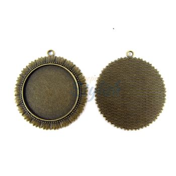 Osnova za medaljon. Boja antik srebra.Dimenzije: 48x53mm, unutrasnja 35mm. (MKOZPM-14M)