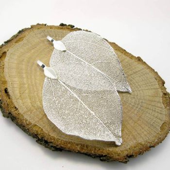 Privezak od prirodnog lista, dimenzije oko 5x8 cm- boja srebra  ( PRIVL012 )