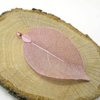 Privezak od prirodnog lista, dimenzije oko 3x5 cm- boja roze zlata  ( PRIVL031 )
