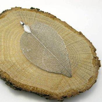 Privezak od prirodnog lista, dimenzije oko 3x5 cm- boja inoxa  ( PRIVL041 )