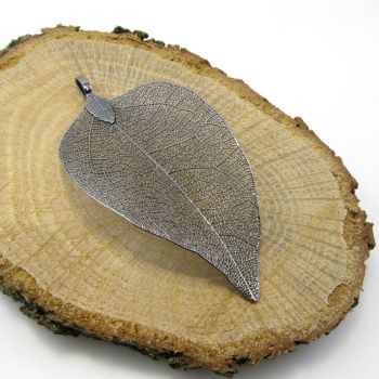 Privezak od prirodnog lista, dimenzije oko 5x8 cm- boja hematita ( PRIVLH5 )