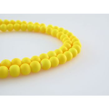 Staklene gumirane perle 6 mm, rupa oko 1mm. Niz sadrži oko 135 perli. SP-GUM128