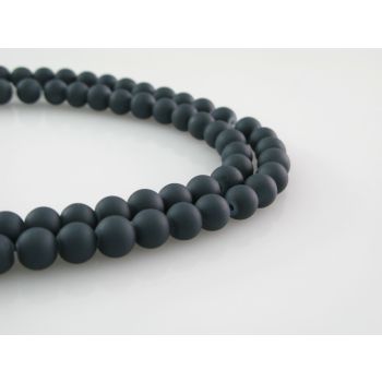 Staklene gumirane perle 6 mm, rupa oko 1mm. Niz sadrži oko 135 perli. SP-GUM132