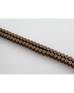 Hematit perle. Electroplate prevlaka, Boja Mat bronza , Dimenzije 3x3 mm,  rupa: 1 mm. Niz sadrži oko 130 perli (KP-HEM-43)