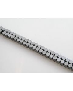 Hematit perle. Electroplate prevlaka, Boja Mat srebro , Dimenzije 4x4 mm,  rupa: 1 mm. Niz sadrži oko 100 perli (KP-HEM-49)