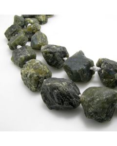 Poludragi kamen Labradorit, perle sirove neobradjne, Dimenzjia 15-18x18-25 mm. Niz sadrži od 16-22 perle ( KPLABSIR )