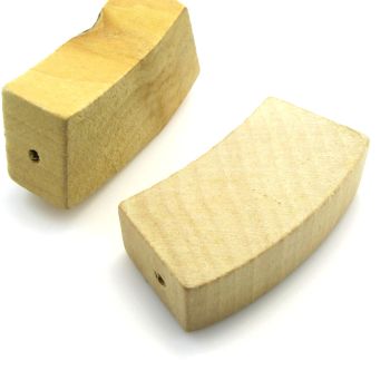 Drvene ukrasne perle. Dimenzije 48x26x16 mm,  rupa oko 3 mm. Natur drvo bez laka i boje ( 23DP08B )