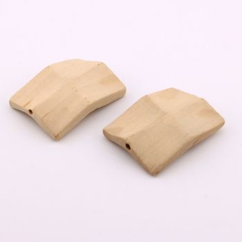 Drvene ukrasne perle 40x29x9mm, rupa oko 2mm. Natur drvo bez laka i boje ( 23DP08C)