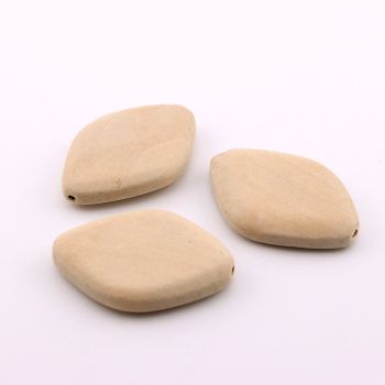 Drvene ukrasne perle. Dimenzije 47x34x8 mm,  rupa oko 3 mm. Natur drvo bez laka i boje. ( 23DP09A )
