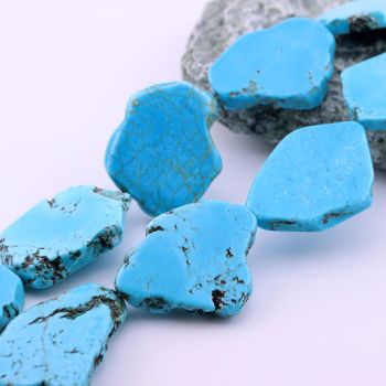 Prirodni bojeni Magnezit 35-40x30-35x7 mm, rupa oko 1mm. (NQ13225)