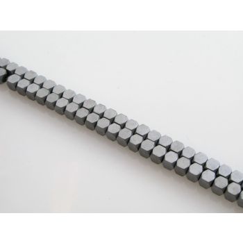 Hematit perle. Electroplate prevlaka, Boja Mat srebro , Dimenzije 3x3 mm,  rupa: 1 mm. Niz sadrži oko 130 perli, (KP-HEM-42)