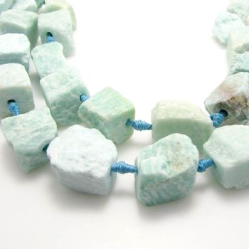 Poludragi kamen Amazonit, perle sirove neobradjne, Dimenzjia 15-18x18-25 mm. Niz sadrži od 16-22 perle( KPAMAZSIR )