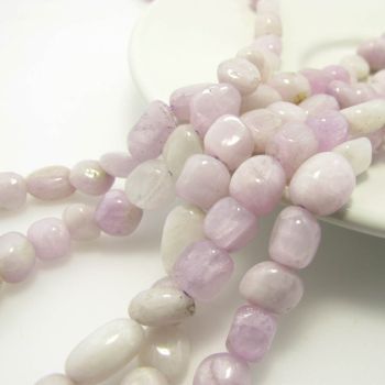 Prirodni poludragi kamen Kunzit, perle nuget polirane, Dimenzjia oko 10x6 mm. Niz sadrži od 38-40 perli. ( KPKUNZNUG )