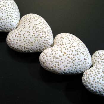 Vulkanska lava srce,bojena. Dimenzije 30x30mm, rupa 2mm  ( KPLAV108)