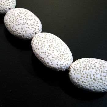 Vulkanska lava oval,bojena. Dimenzije 26x20x8mm, rupa 2mm.  ( KPLAV116)