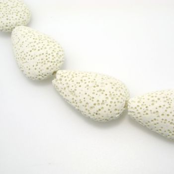 Vulkanska lava suza ,bojena. Dimenzije 32x20x8mm, rupa 1 mm  ( KPLAV117)