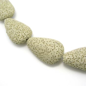 Vulkanska lava suza ,bojena. Dimenzije 32x20x8mm, rupa 1 mm  ( KPLAV118)