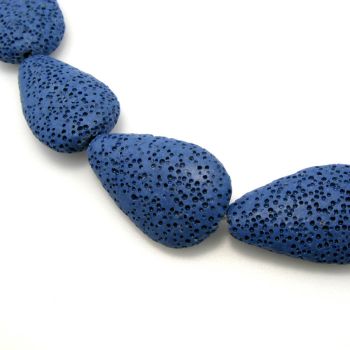 Vulkanska lava suza ,bojena. Dimenzije 32x20x8mm, rupa 1 mm  ( KPLAV121)