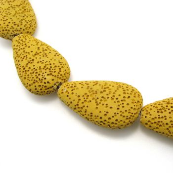 Vulkanska lava suza ,bojena. Dimenzije 32x20x8mm, rupa 1 mm   ( KPLAV122)