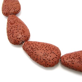 Vulkanska lava suza ,bojena. Dimenzije 32x20x8mm, rupa 1 mm  ( KPLAV124)