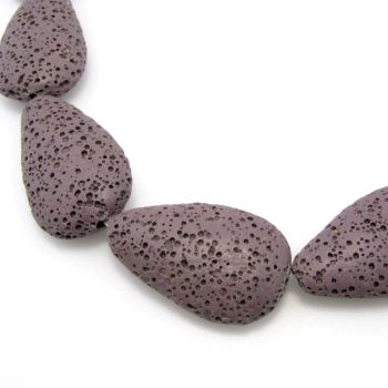 Vulkanska lava suza ,bojena. Dimenzije 32x20x8mm, rupa 1 mm   ( KPLAV125)
