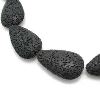 Vulkanska lava suza ,bojena. Dimenzije 32x20x8mm, rupa 1 mm  ( KPLAV127)